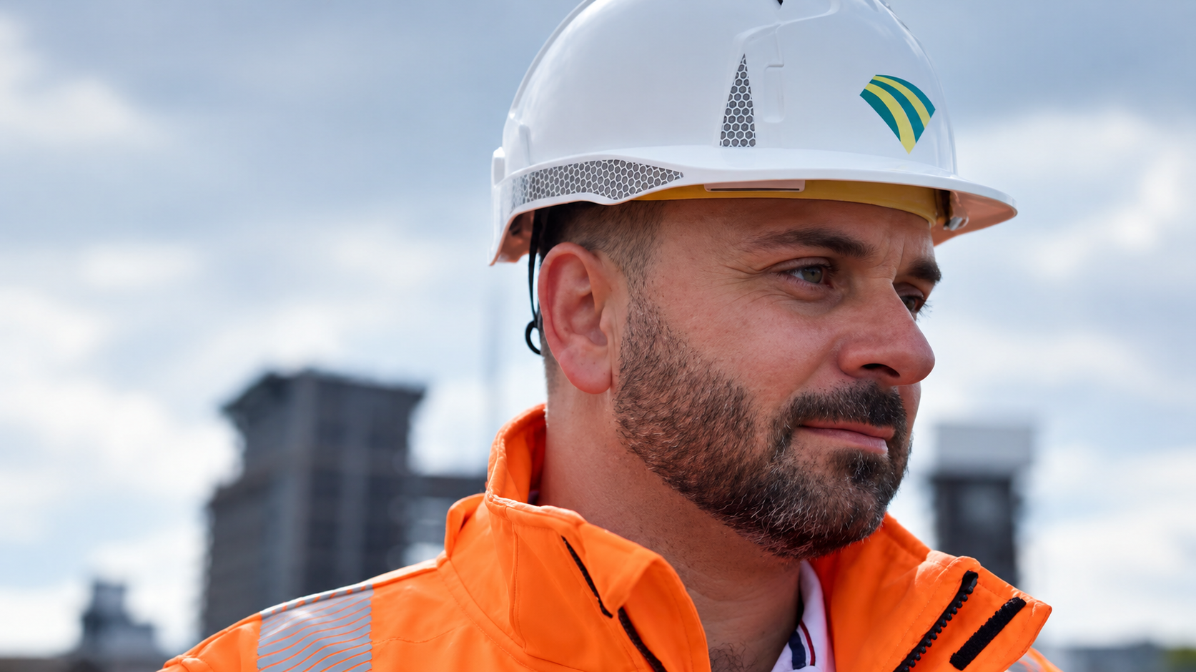 Suhale Mutrahji als civiel ontwerper op de bouwplaats